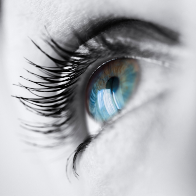 Oeil bleu clair visage noir et blanc