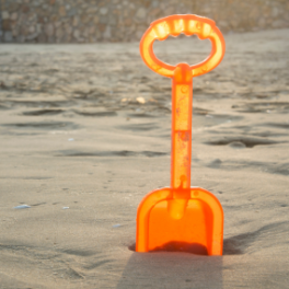 Pelle dans le sable