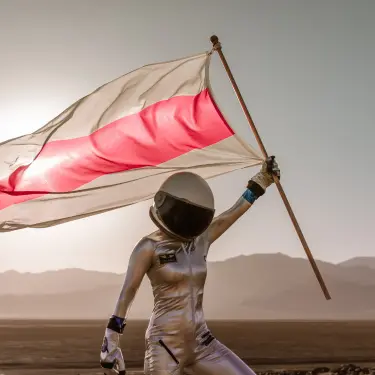 Astronaute brandissant drapeau comme un vainqueur