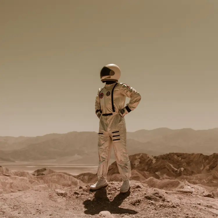 Astronaute symbolisant l’entrepreneur face aux choix stratégiques du site internet en 2026