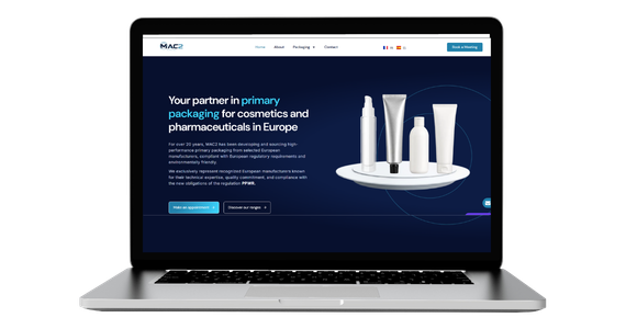 Section Hero du site WordPress trilingue MAC2 Packaging réalisée par SandEEweb, présentant des emballages primaires pour les secteurs cosmétique et pharmaceutique.